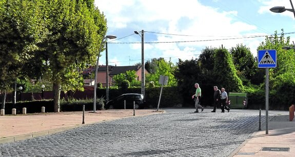 Paso adoquinado de peatones entre el paseo de San Julián y el acceso a las piscinas climatizadas. :: p.j.p.