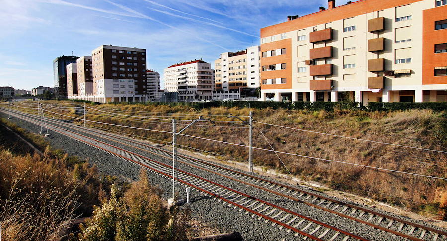 Viviendas próximas al ferrocarril en la zona de Los Lirios. 