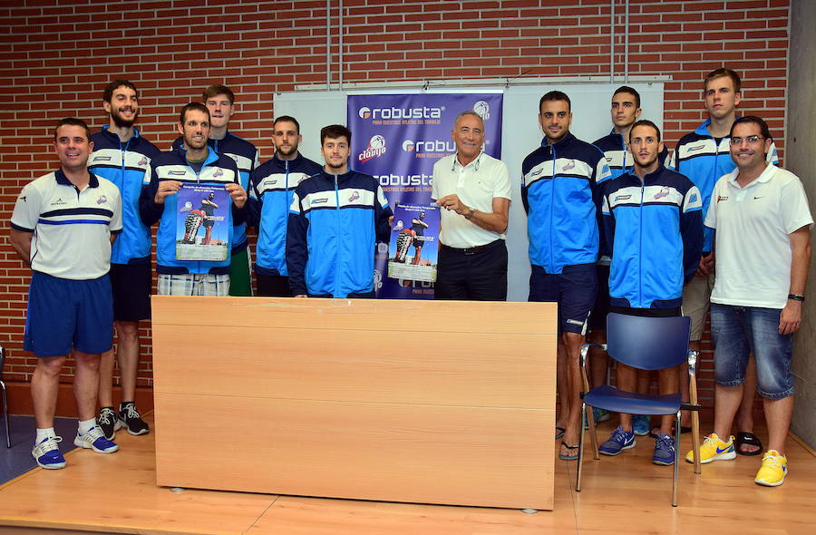 Jugadores y cuerpo técnico del Calzados Robusta para la temporada 2016/2017. 