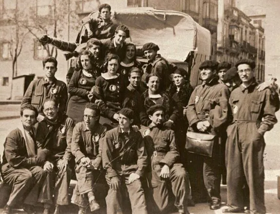 Componentes de La Barraca en la gira de 1933, entre ellos Federico García Lorca (sentado a la izquierda). :: fundación lorca
