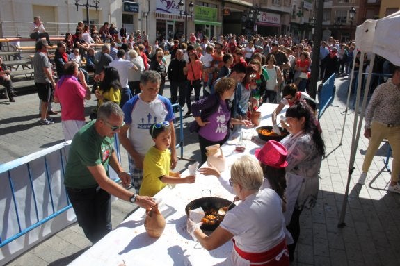 La degustación de migas de pastor, hechas en el momento por la peña La Quincalla, agotó las 1.500 raciones repartidas en la plaza Nuestra Señora de Vico. :: E. P.