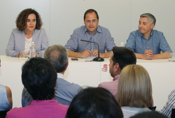 Arraiz, Luena y Ocón, en la reunión de ayer del Consejo Político del PSOE riojano. :: 