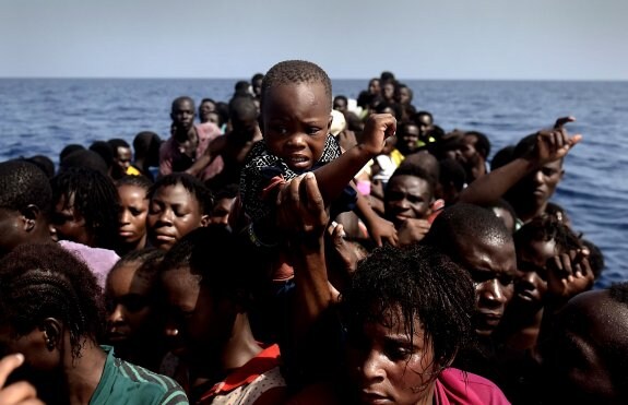 Inmigrantes recogidos por la ONG española Proactiva Open Arms tras zarpar de la costa libia. :: A. M. / AFP