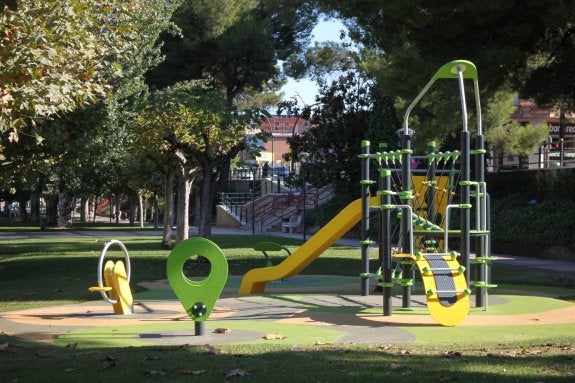 El elemento víctima del vandalismo ya ha sido repuesto y los niños pueden jugar en toda la zona. :: 