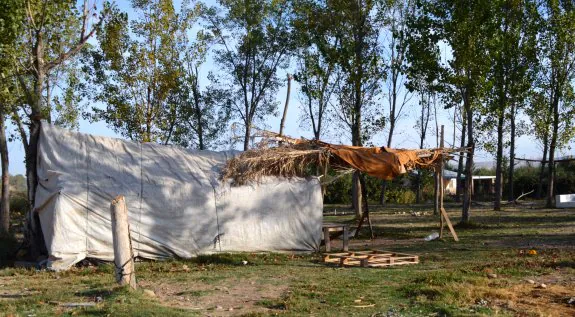 Restos de uno de los dos campamentos en el que han vivido los temporeros desde el pasado mes de mayo en Murillo. :: i.álvarez.