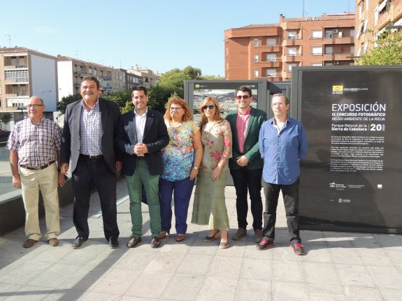 Miguel Urbiola y representantes municipales, en la muestra. :: 