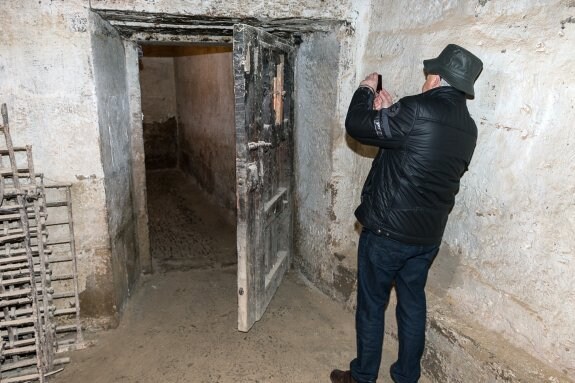 Fotografiando la puerta de una de las celdas de la cárcel. :: albo