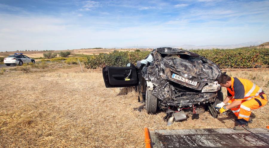 Un operario engancha el coche accidentado para retirarlo del entorno. 