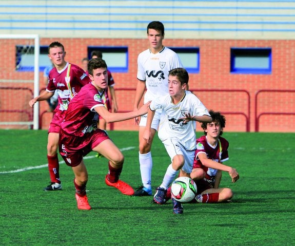 Enfrentamiento entre dos de los equipos de la Escuela de Fútbol Logroño. :: Fernando Díaz