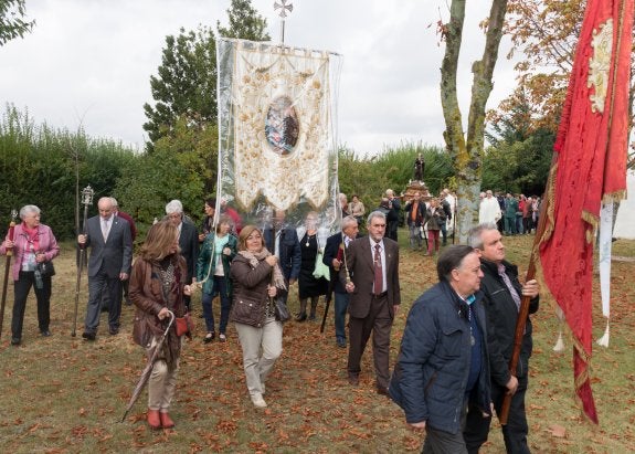 Procesión con la imagen del Santo alrededor de la ermita. :: 