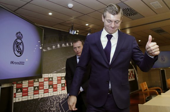 El centrocampista alemán, ayer, en el Santiago Bernabéu, tras la renovación de su contrato. :: EFE