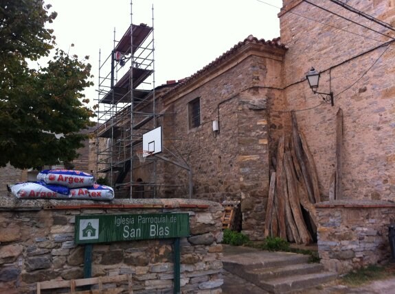 Obras en la cubierta de la iglesia de Navajún. :: sanda