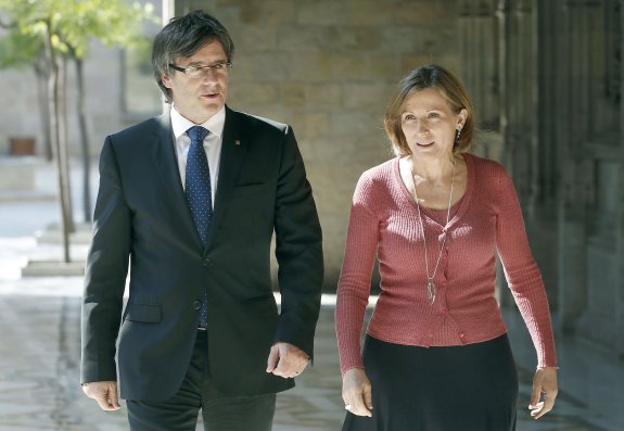 Puigdemont y Forcadell se dirigen este verano a un pleno del Parlamento catalán. :: Andreu dalmau / efe

