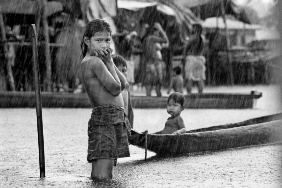 Los indígenas, una de las caras en caleidoscópico conflicto colombiano. La imagen forma parte de la exposición 'Macondo'. 