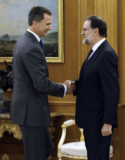 Rajoy saluda al Rey el 22 de enero antes de rechazar su oferta para ser el candidato a la investidura. :: afp