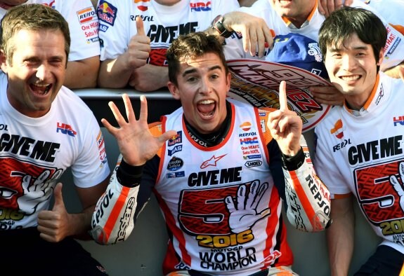 Márquez lo celebra con sus colaboradores y hace el gesto de seis. :: AFP