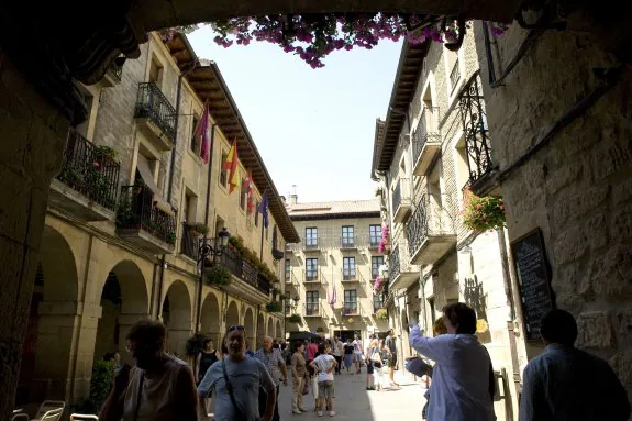 Imagen de una de las calles de la villa alavesa. :: miguel herreros