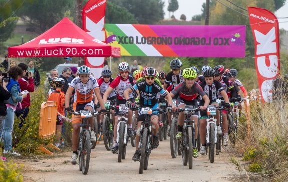 Salida. Los participantes en una de las categorías afrontan los primeros metros de la prueba.