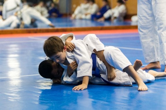 Dos jóvenes escolares, durante un combate de la temporada pasada. 