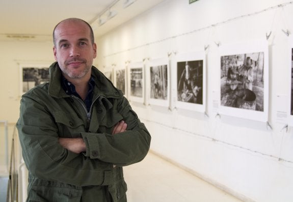 Álvaro Ybarra, delante de sus fotografías. :: díaz uriel