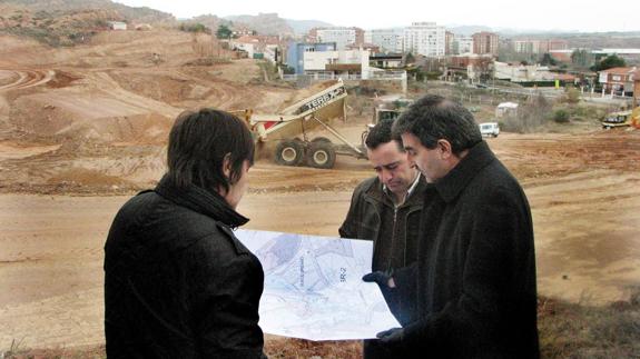 Francisco Bermejo, gerente de INAR, el edil Manolo Soria y el entonces alcalde, Juan Antonio Abad ante las obras en El Sol.