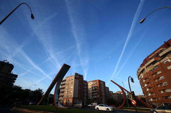 Red de estelas blancas de aviones dibujadas en el cielo logroñés en una imagen tomada la semana pasada.