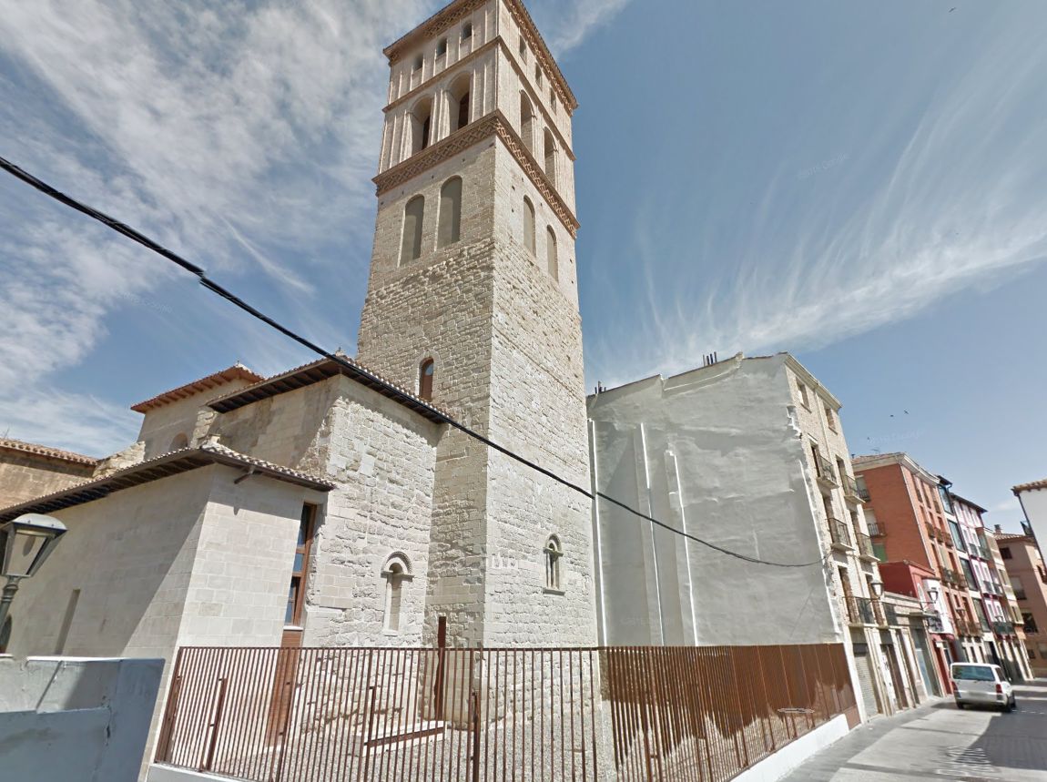 Cabecera de San Bartolomé con, a la derecha, el edificio que será derrribado