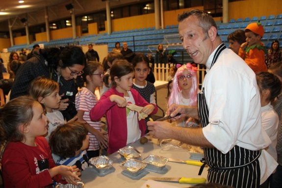 Gabriel Pérez haciendo un delfín con un plátano para decorar la pizza. :: m.f.