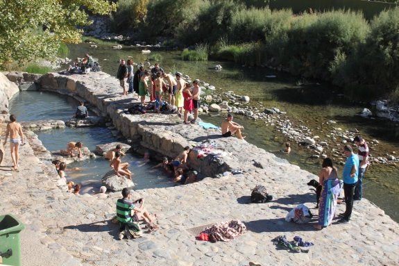 Las cálidas temperaturas del fin de semana dejan estampas veraniegas en las pozas termales de Arnedillo. :: e. p.