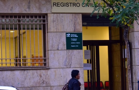 Exterior de las instalaciones del Registro Civil en Logroño, donde se gestionan los expedientes de nacionalidad. :: m. herreros