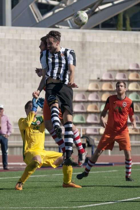 El blanquinegro Leo pugna un balón por alto con un rival. :: 