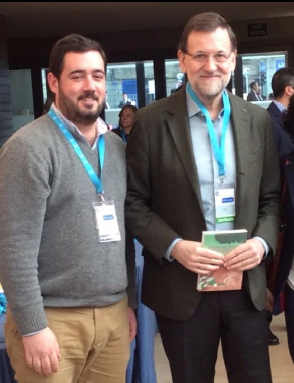 Nacho Toca, con Rajoy, en una foto de la cuenta de Twitter del dirigente de Nuevas Generaciones. :: r. c.