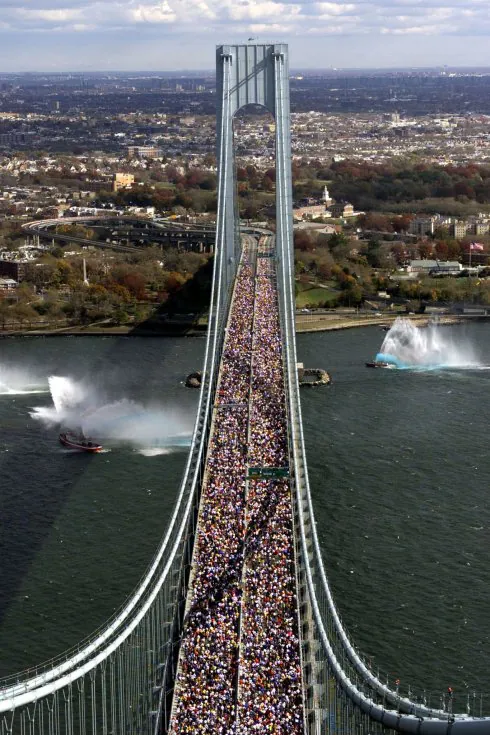 Espectacular imagen de los atletas participantes en la Maratón de Nueva York, cruzando el puente de Verrazano-Narrows. :: EFE