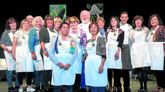 Juan Echanove, con Francis Paniego, Carmelo Úbeda y la Asociación de Mujeres de ezcaray, que elaboró el taller culinario. 