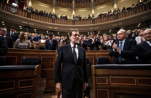 Rajoy recibe el aplauso del grupo popular tras lograr su investidura el pasado sábado. :: Daniel O. de Olza / afp