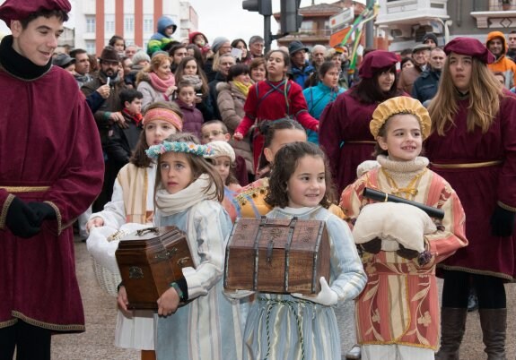 Niños en una inauguración del Mercado Medieval. :: albo
