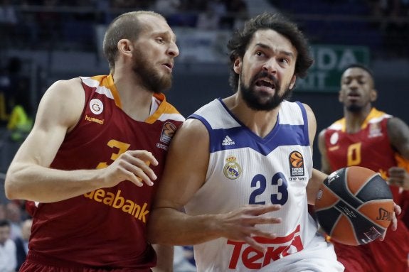 Duelo de bases. Tyrese Rice y Sergio Llull dirigirán a FC Barcelona y Real Madrid en su enfrentamiento de hoy. :: efe