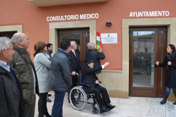 El presidente descubre la placa del nuevo Ayuntamiento. :: 