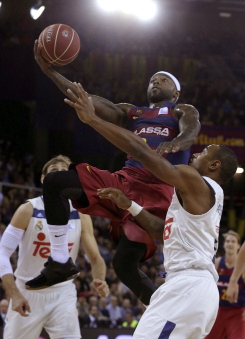 El base del FC Barcelona Lassa, Tyrese Rice, entra a canasta. :: efe
