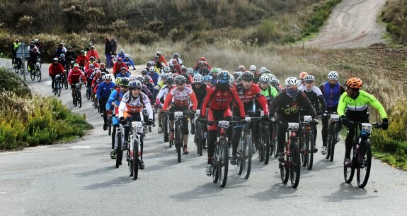  Ascenso. Los ciclistas suben hacia El Cortijo. 