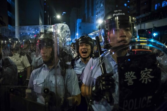 Policías contienen una protesta contra el cambio legislativo. :: afp