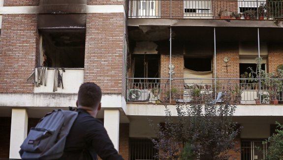  Vista de la vivienda en Sevilla donde fallecieron dos ancianas por el incendio que se desató en la madrugada. :: josé manuel vidal / efe