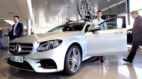 Carlos Coloma se monta sobre un modelo de la marca Mercedes sobre el que porta su bicicleta. 