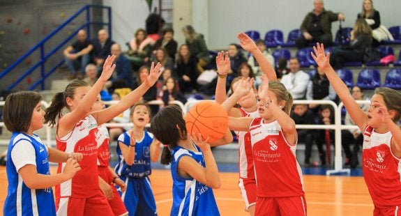 Sin hueco. Una jugadora trata de buscar una buena posición de tiro, mientras sus rivales tratan de ofrecerle oposición.