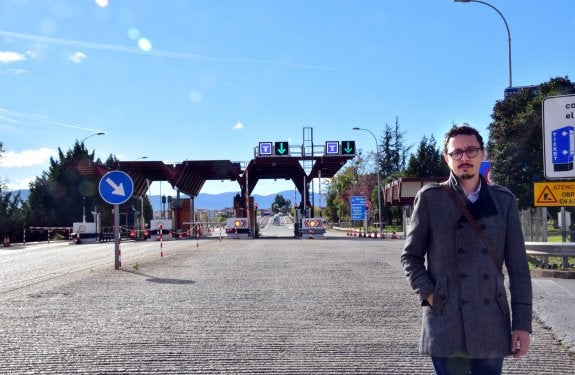 Muntión, fotografiado esta semana por Diario LA RIOJA ante el peaje de la autopista AP-68 en Logroño. :: miguel herreros