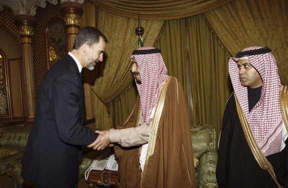 Felipe VI saluda al rey Salmán en su visita a Riad de enero de 2015. :: F. G. / efe