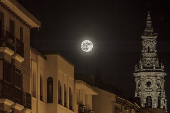 La luna captada desde la calle Portales de Logroño, junto a una de las torres de La Redonda. :: JUSTO RODRÍGUEZ