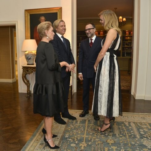 Carolina Herrera junto a Michael Smith, el embajador Costos y la modelo Karlie Kloss. :: cordon press
