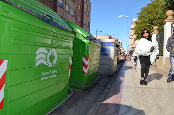 Contenedores del Consorcio de Residuos de La Rioja, en la calle General Gallarza. :: 