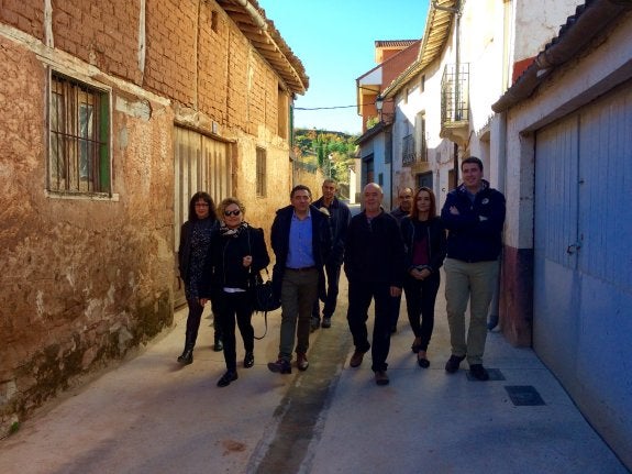 Consejero y autoridades locales, en un paseo por Camprovín. ::